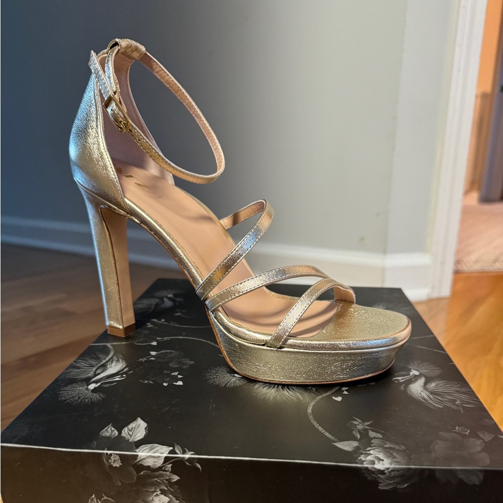 Inez size 9 4inch gold heels